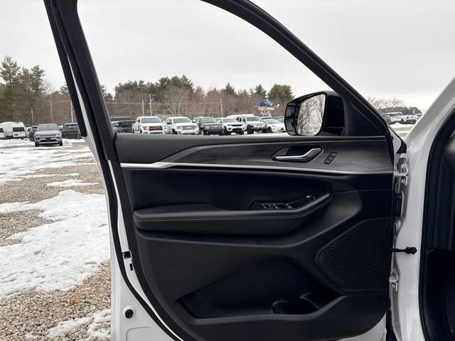 Used 2023 Jeep Grand Cherokee Limited w/ Black Appearance Package image 22