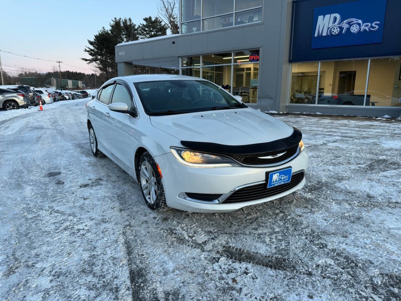 Used 2015 Chrysler 200 Limited w/ Convenience Group image 2