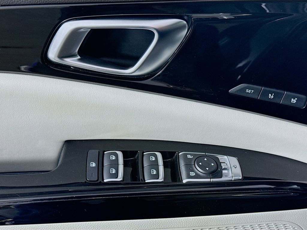 Used 2023 Kia Carnival SX image 21