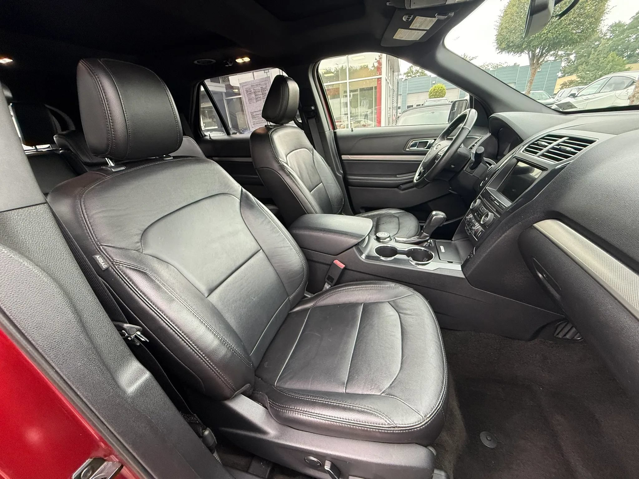 Used 2018 Ford Explorer XLT w/ Equipment Group 202A AWD/4WD image 18