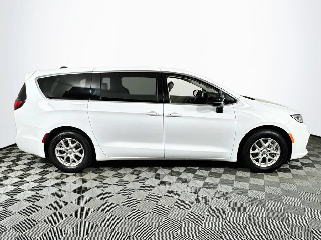 Used 2024 Chrysler Pacifica Touring-L FWD image 8