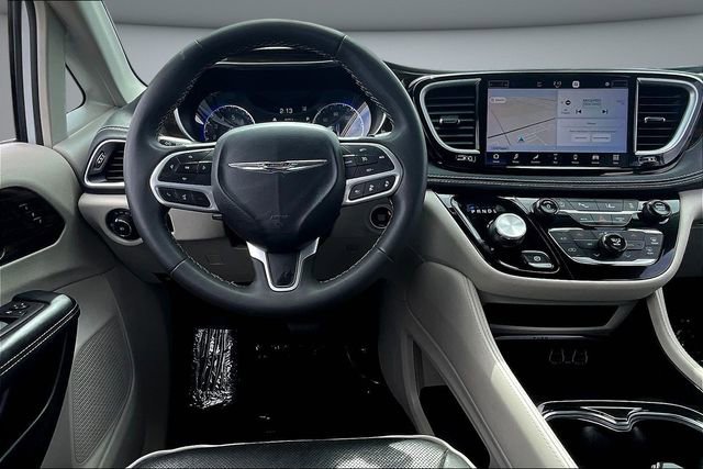 Used 2023 Chrysler Pacifica Limited image 8