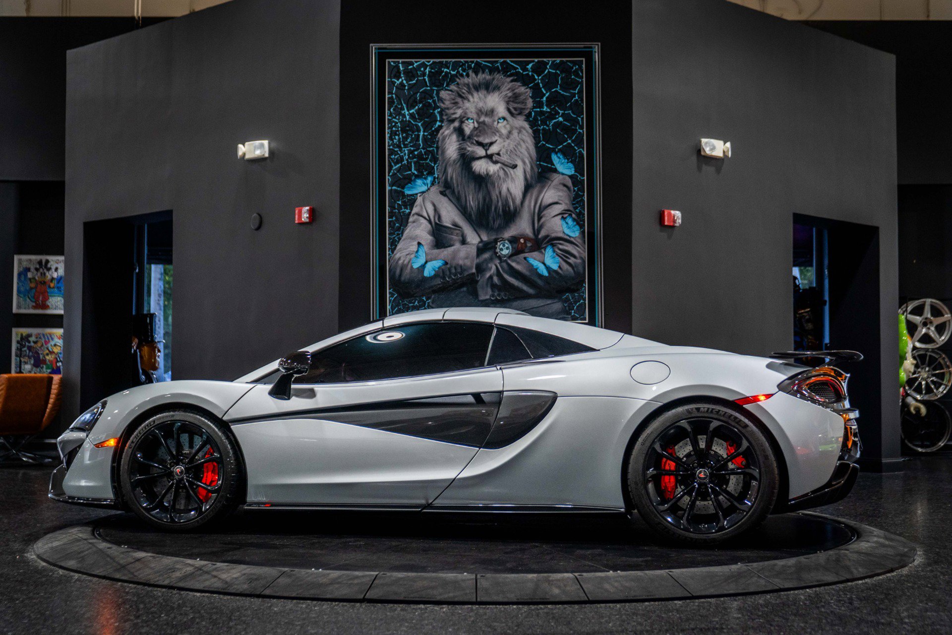 Used 2018 McLaren 570S Spider image 6