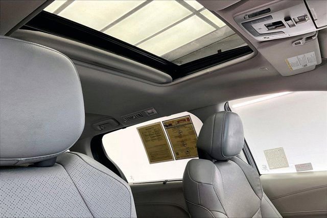 Used 2024 Toyota Sienna Limited image 25