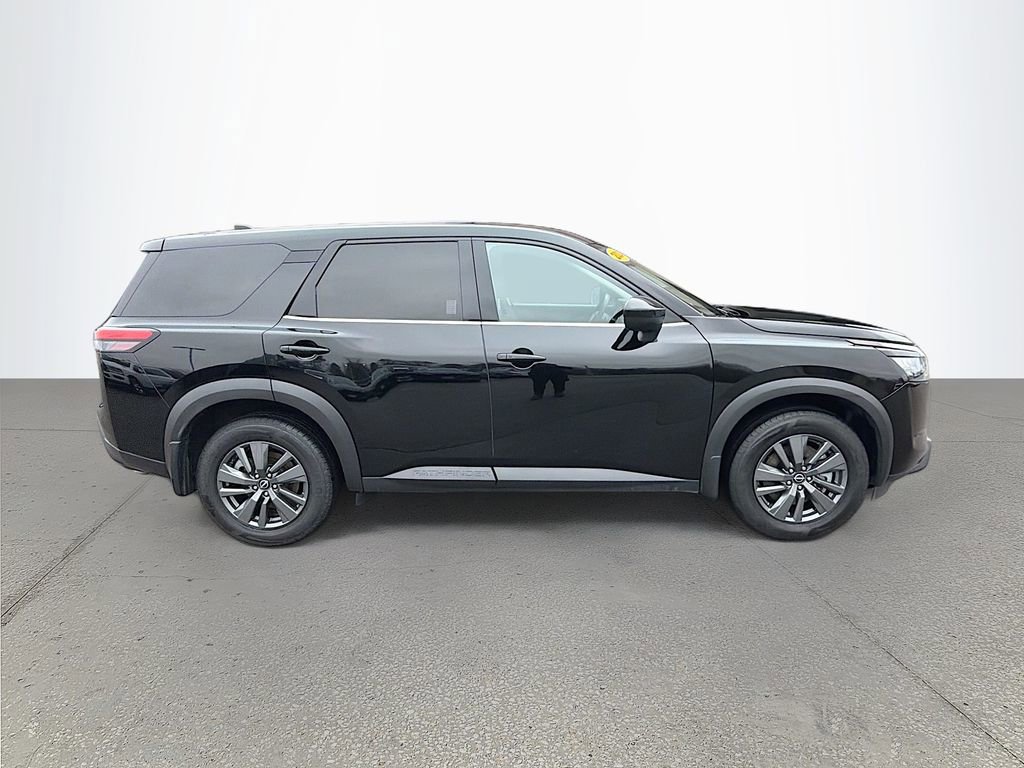 Used 2024 Nissan Pathfinder S image 3