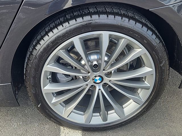 Used 2022 BMW 530i xDrive w/ Premium Package image 7