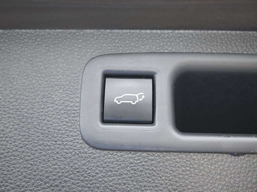 Used 2023 Toyota Highlander XLE AWD/4WD image 17