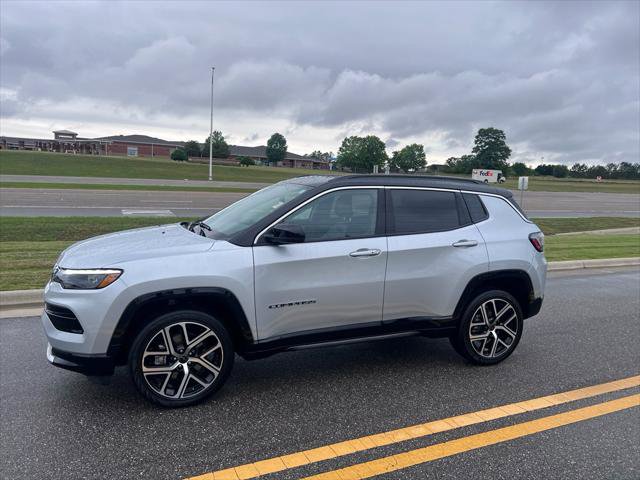Certified 2025 Jeep Compass Limited w/ Elite Group AWD/4WD image 9