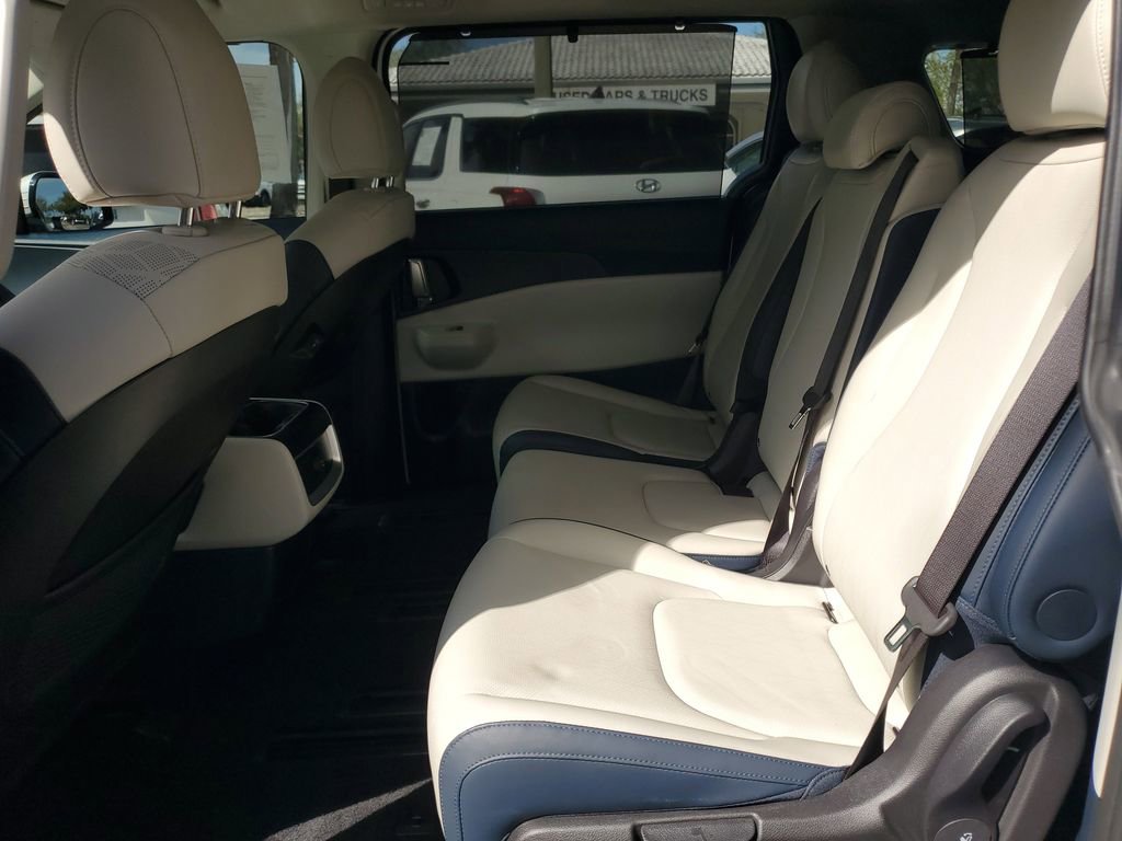 Used 2025 Kia Carnival EX image 9