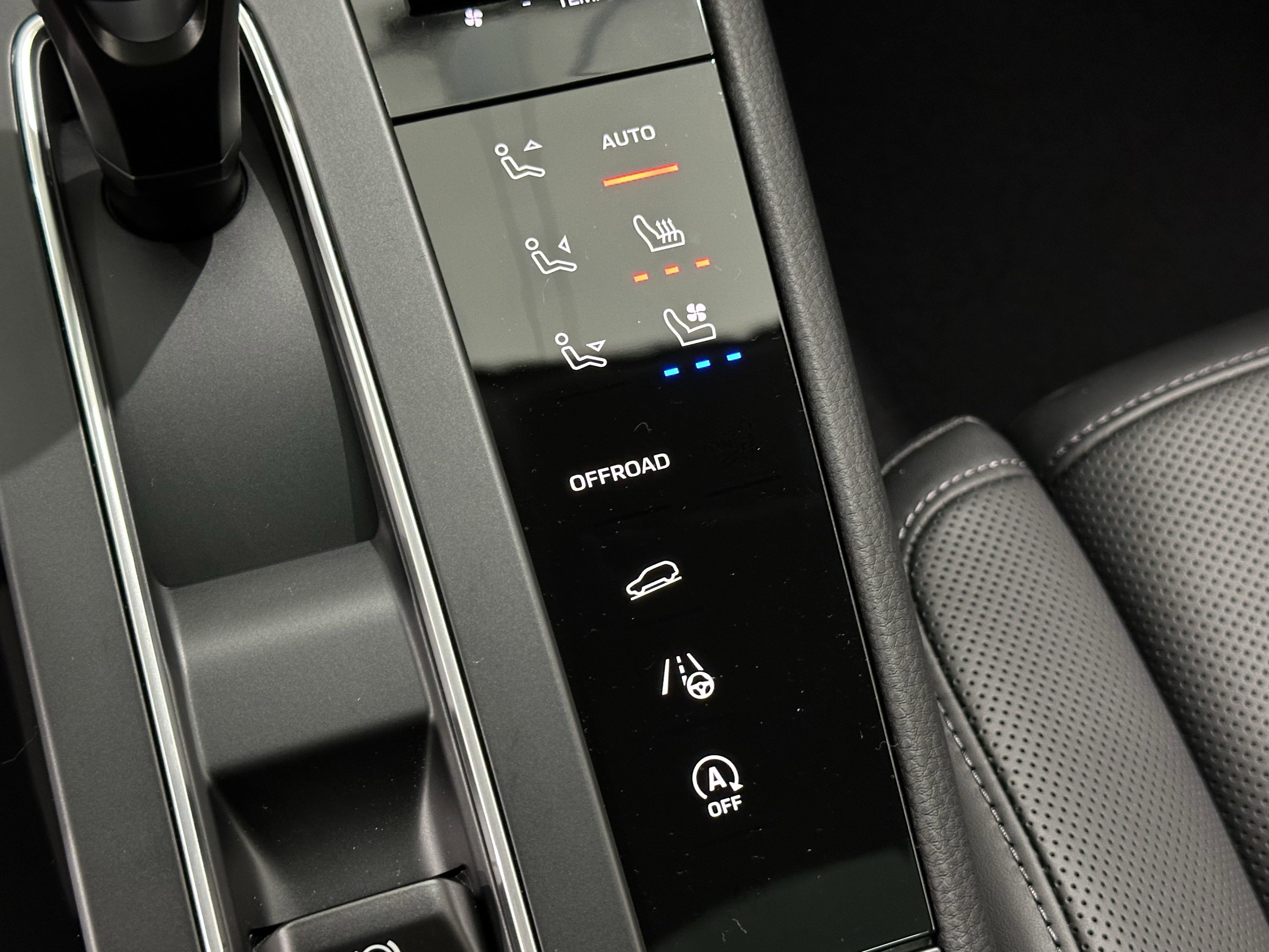 Certified 2025 Porsche Macan image 38