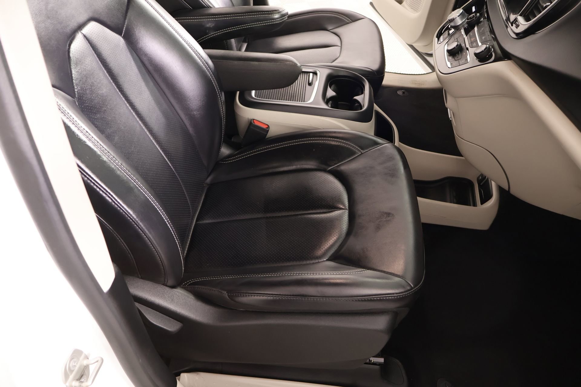 Used 2023 Chrysler Pacifica Touring-L image 14