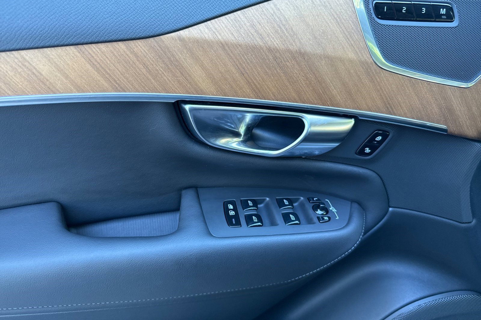 Used 2025 Volvo XC90 B6 Ultra image 12