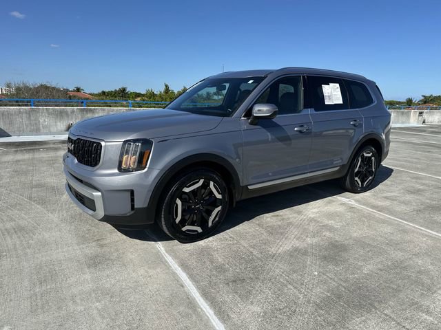Used 2024 Kia Telluride EX w/ EX Captain's Chair Package image 17