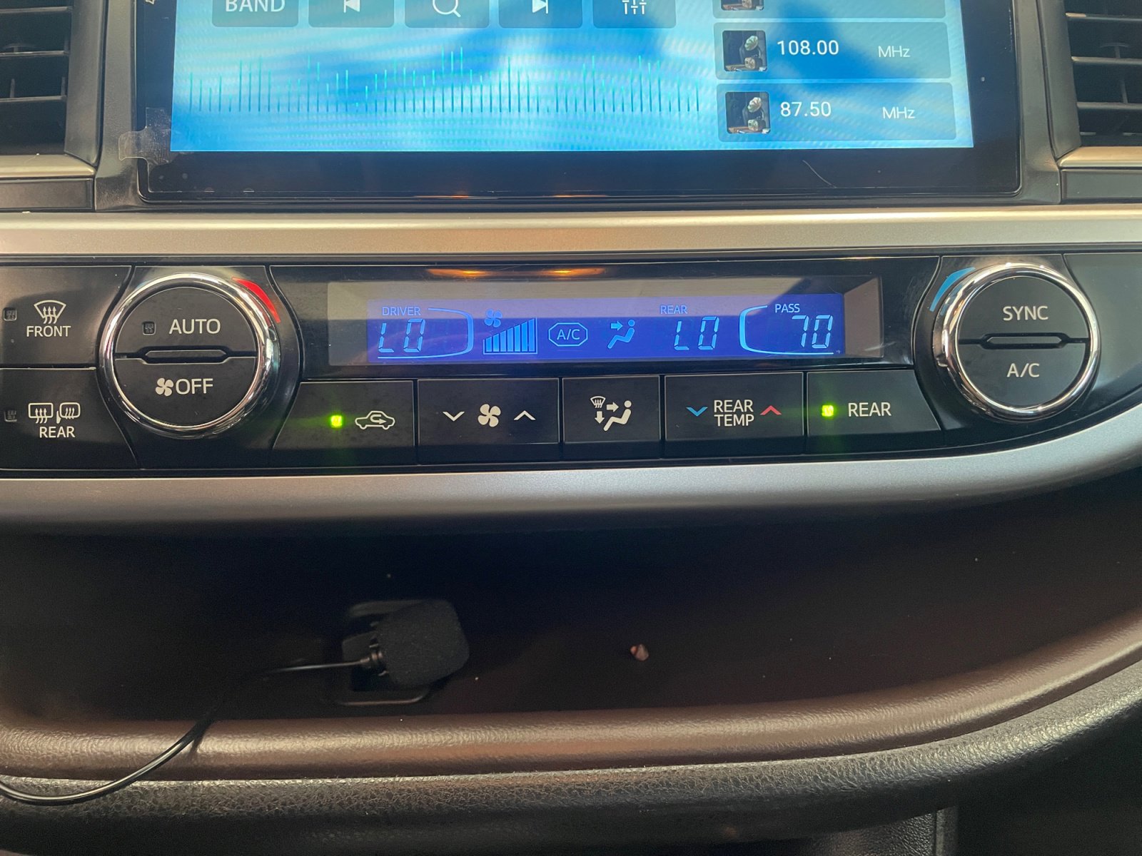 Used 2019 Toyota Highlander XLE FWD image 11