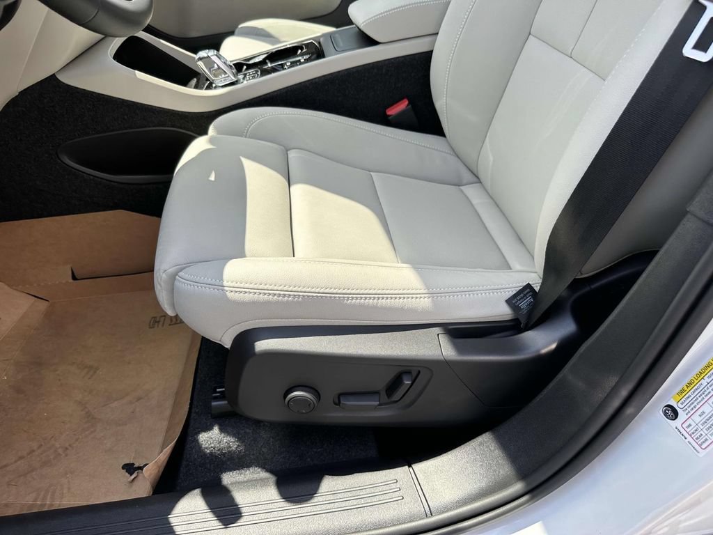 New 2026 Volvo XC40 B4 Plus w/ Protection Package Premier FWD image 16