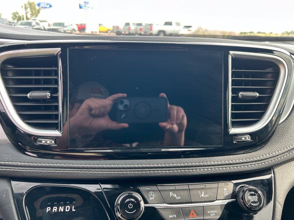 Used 2025 Chrysler Pacifica Limited FWD image 16
