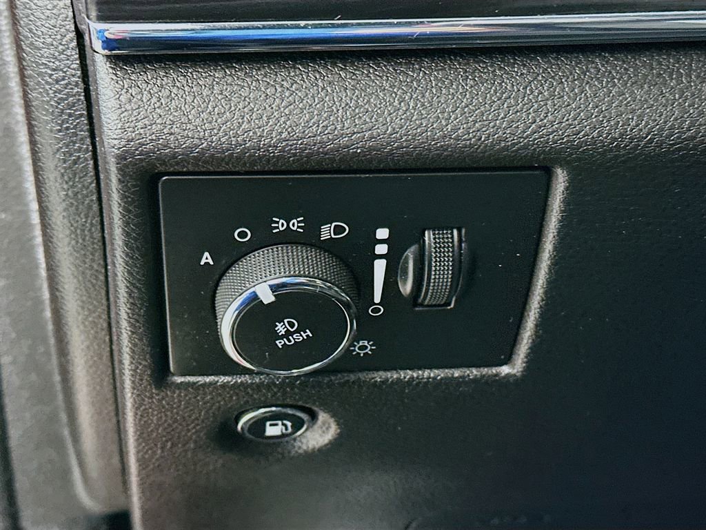 Certified 2021 Jeep Grand Cherokee Limited w/ Luxury Group II image 16