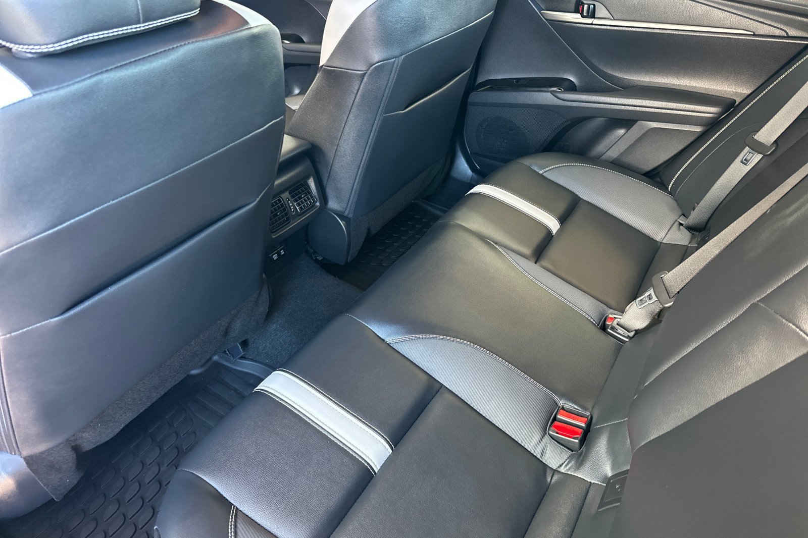 Used 2025 Toyota Camry SE FWD image 9
