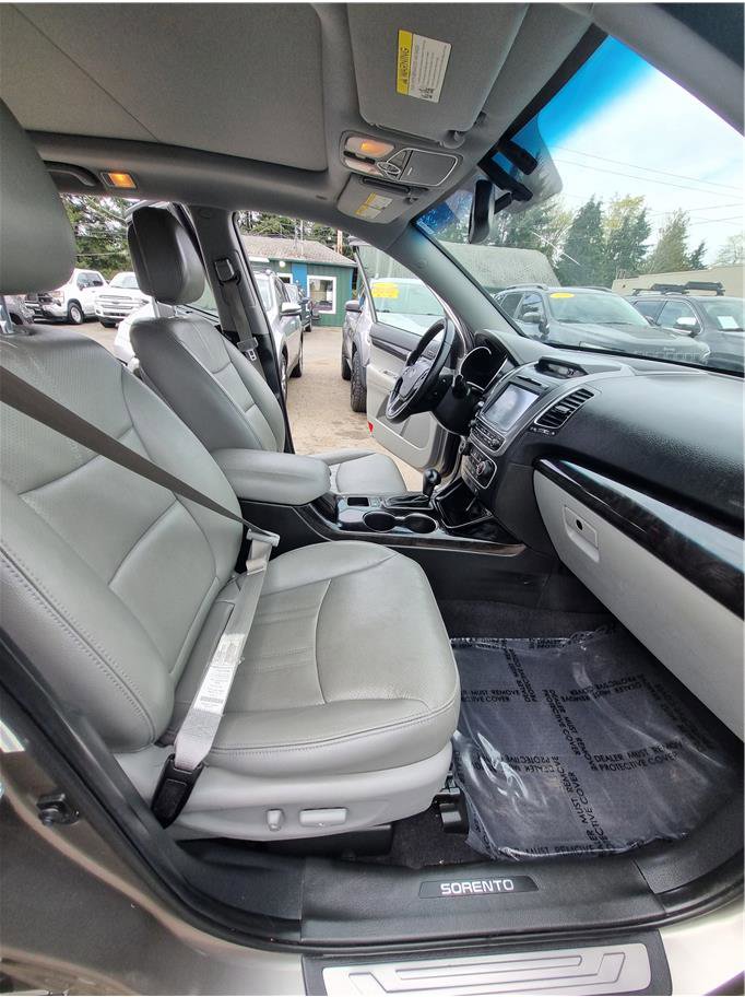 Used 2015 Kia Sorento SX image 11