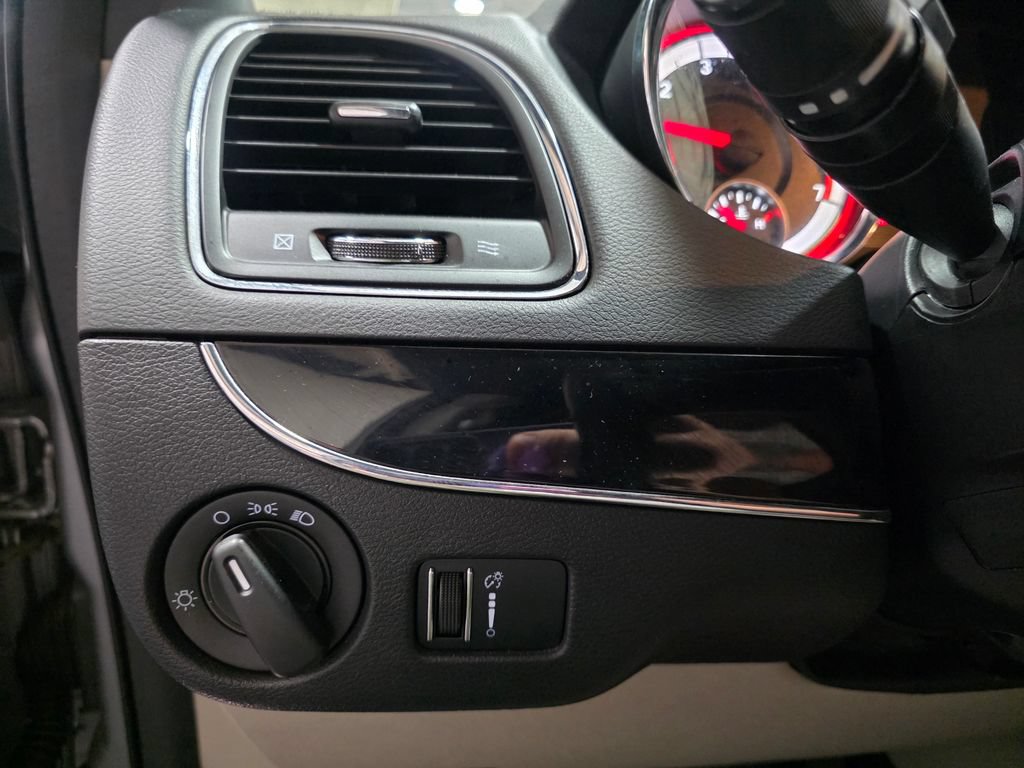 Used 2016 Dodge Grand Caravan SE FWD image 26
