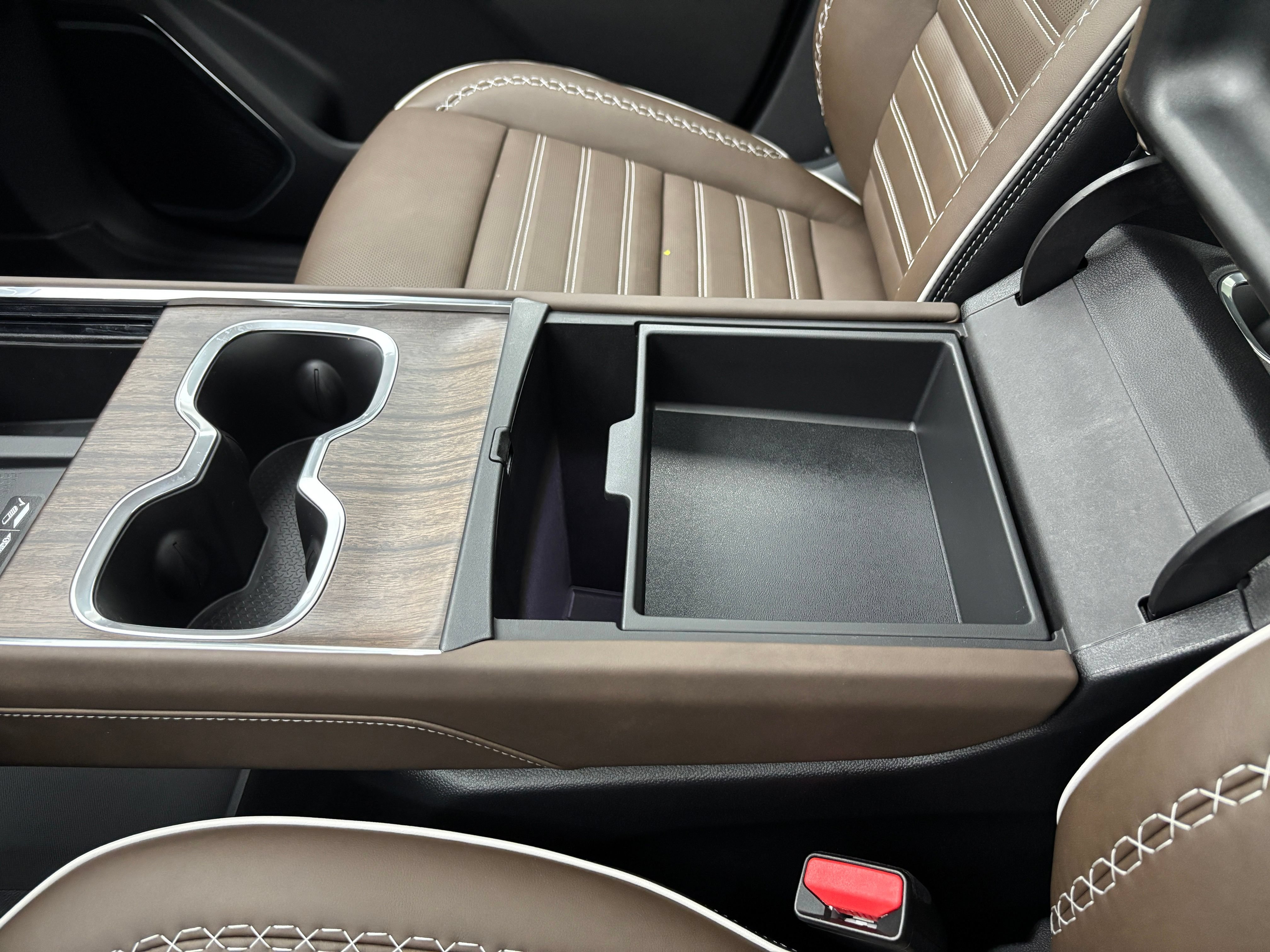 New 2026 GMC Acadia Denali Ultimate w/ LPO, Floor Liner Package AWD/4WD image 38