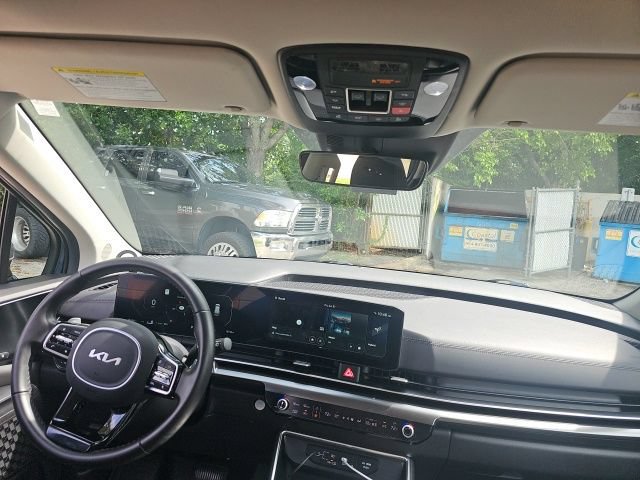 Used 2025 Kia Carnival SX w/ SX Dark Edition Package FWD image 17