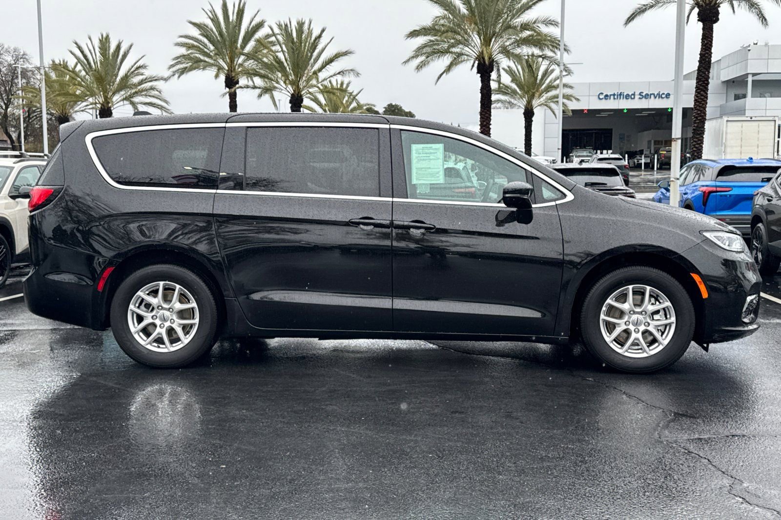 Used 2025 Chrysler Pacifica Select image 2