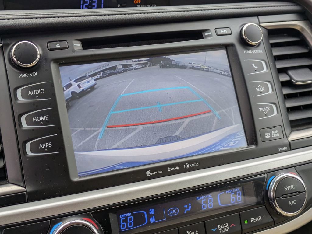 Used 2019 Toyota Highlander SE image 24