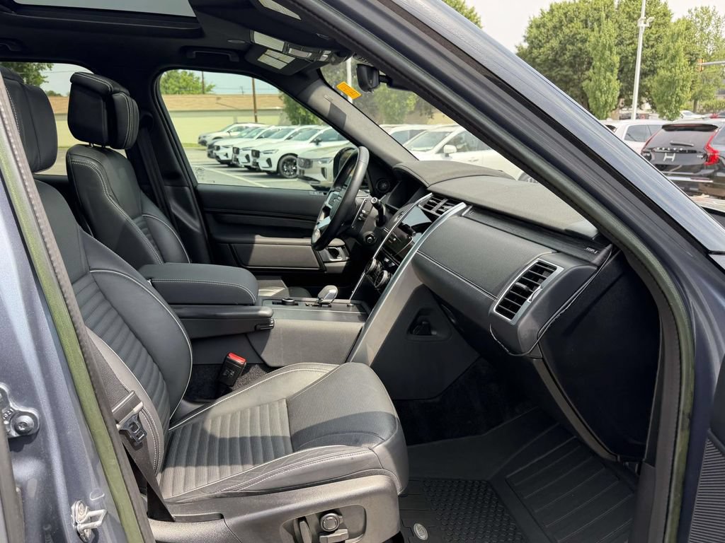 Used 2023 Land Rover Discovery Metropolitan Edition AWD/4WD image 18