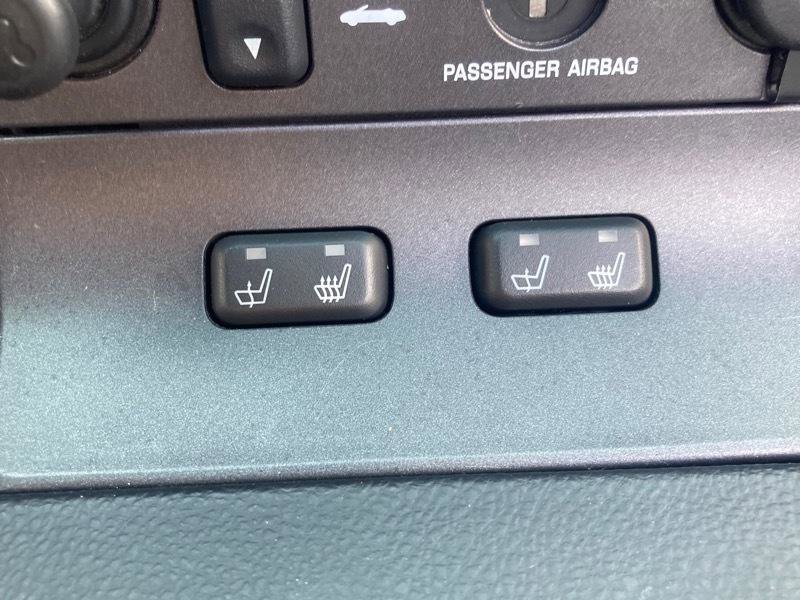 Used 2004 Ford Thunderbird image 25