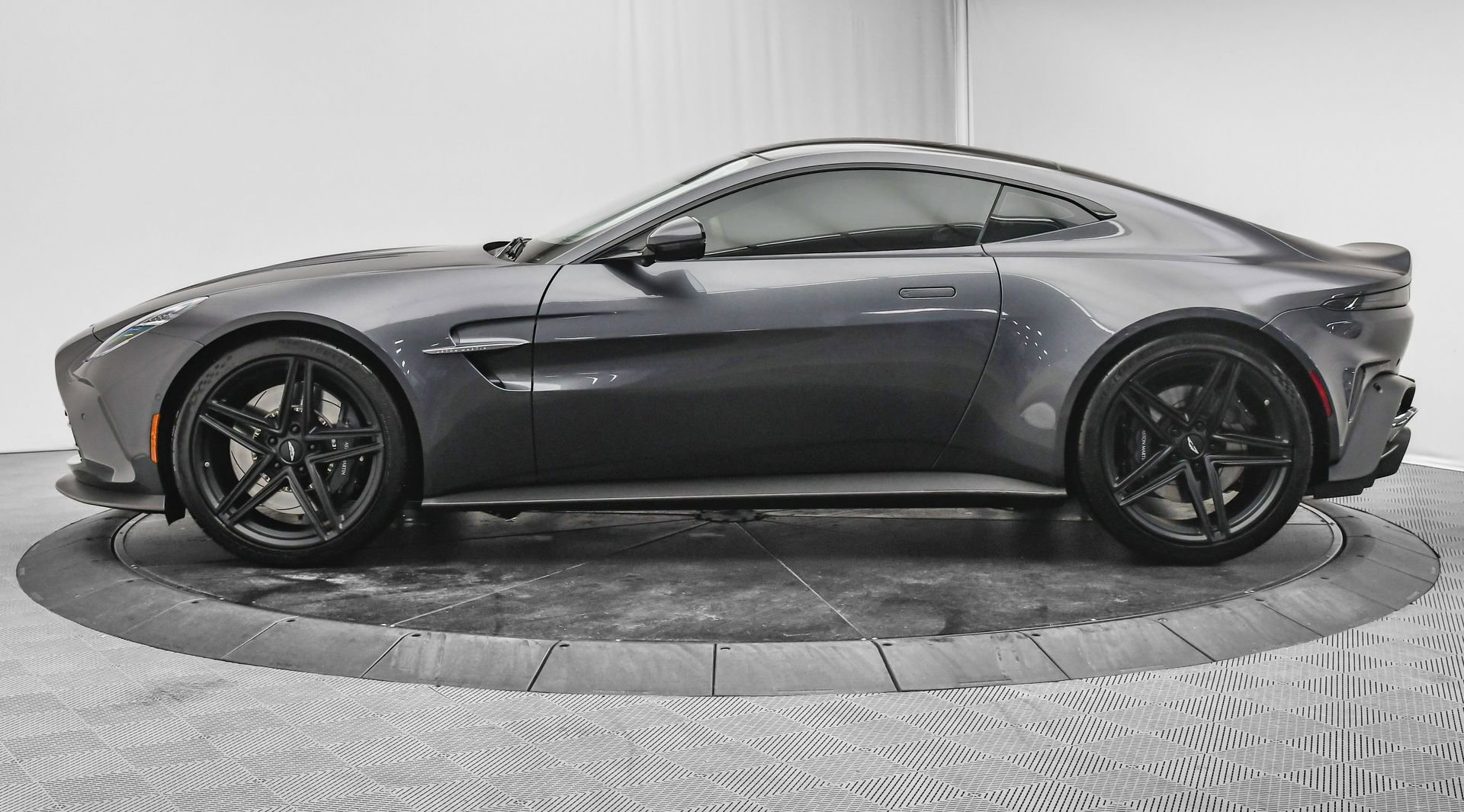 Used 2025 Aston Martin V8 Vantage Coupe image 4