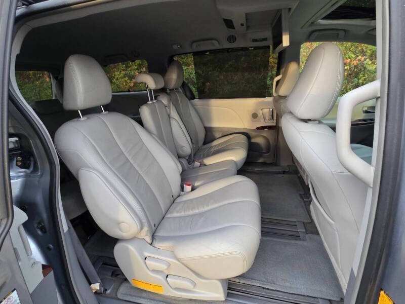 Used 2012 Toyota Sienna XLE w/ Premium Pkg FWD image 13