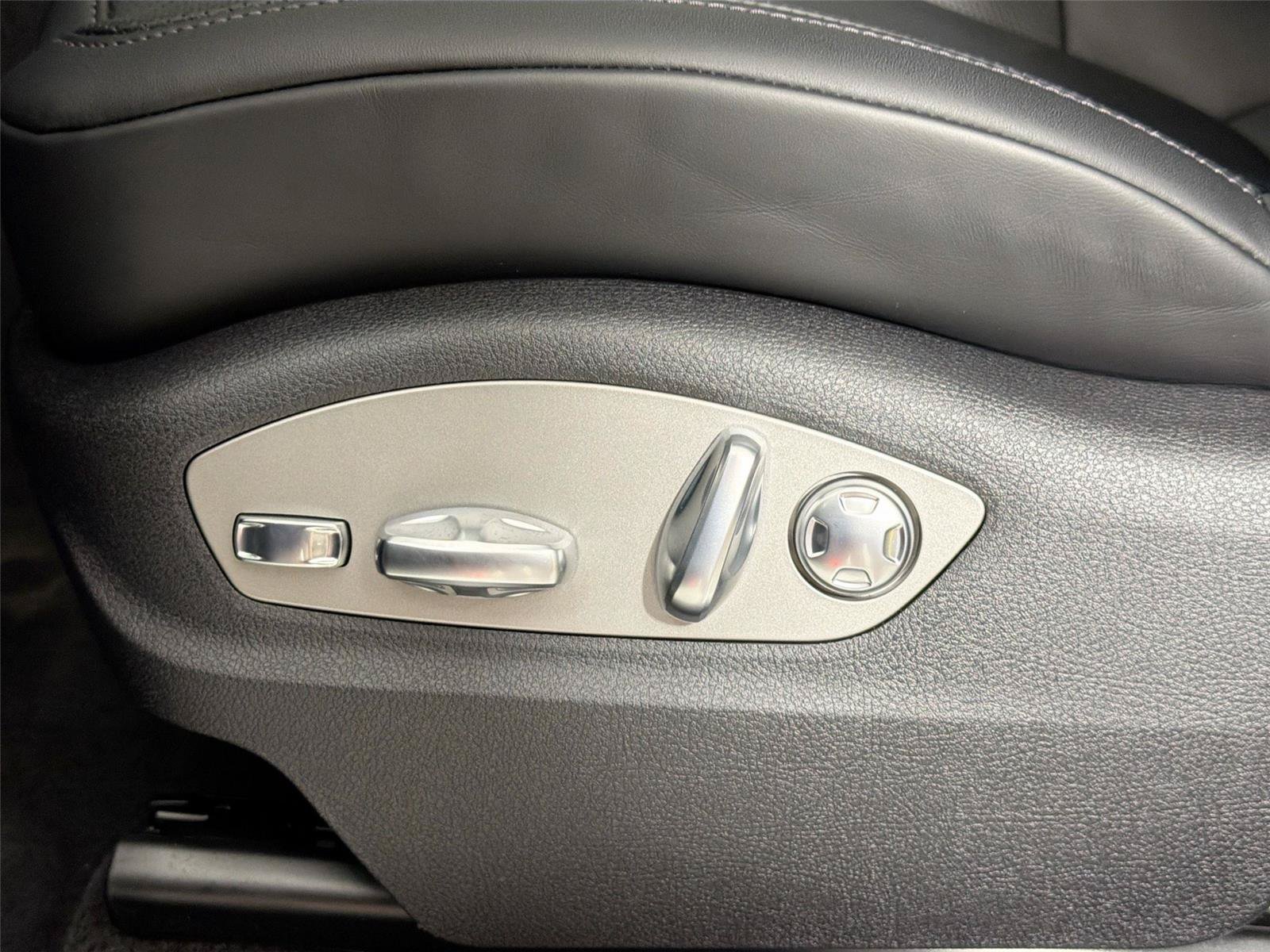 Certified 2026 Porsche Macan Turbo AWD/4WD image 32