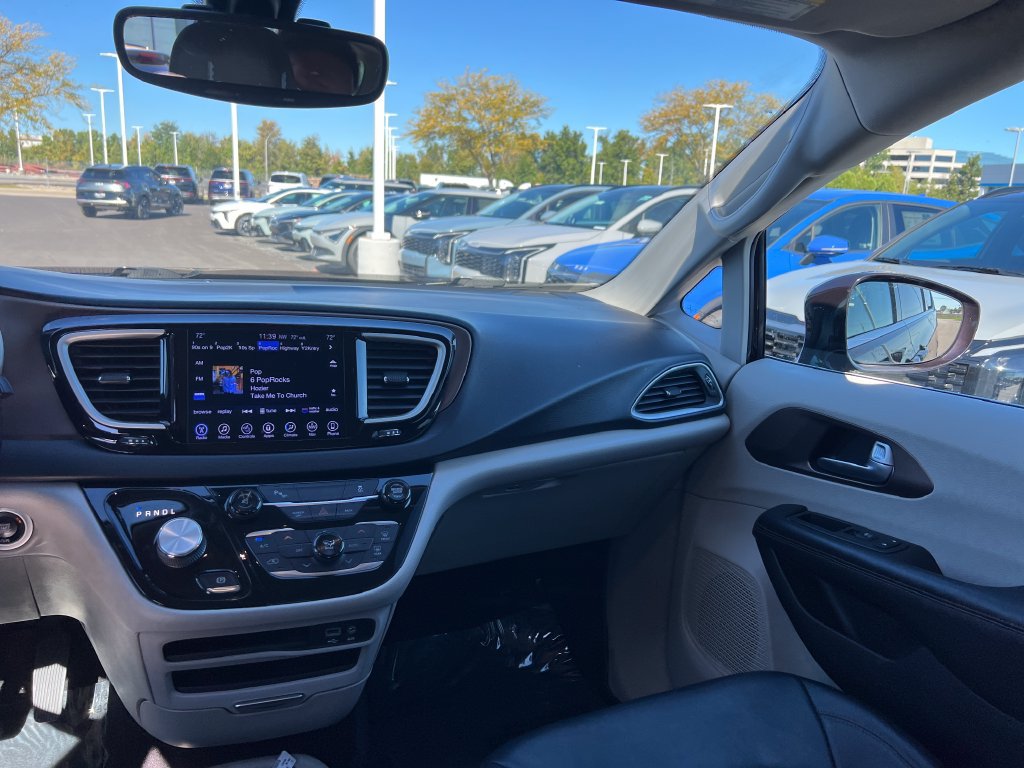 Used 2017 Chrysler Pacifica Touring-L FWD image 12