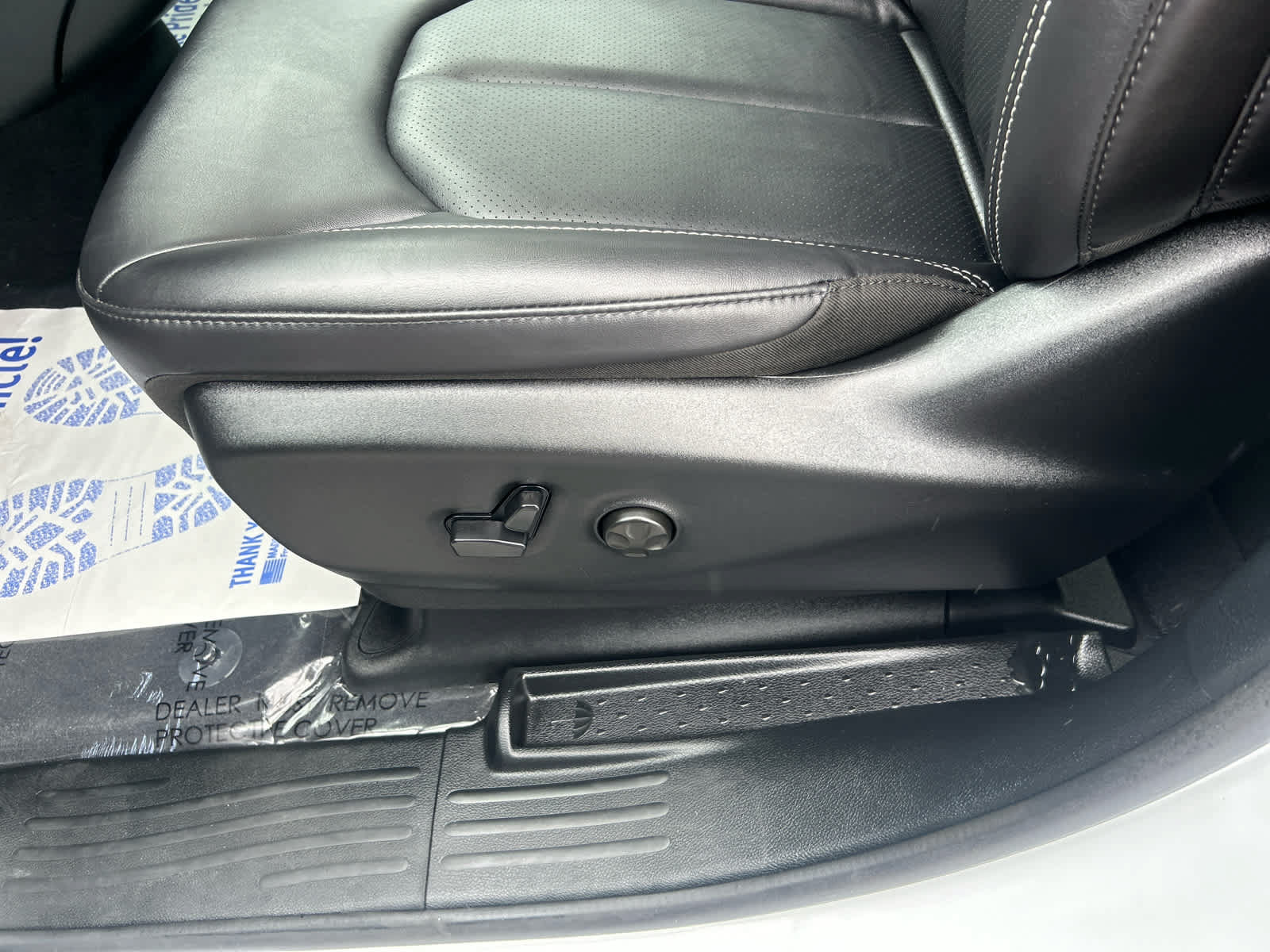 Used 2026 Chrysler Voyager LX FWD image 11