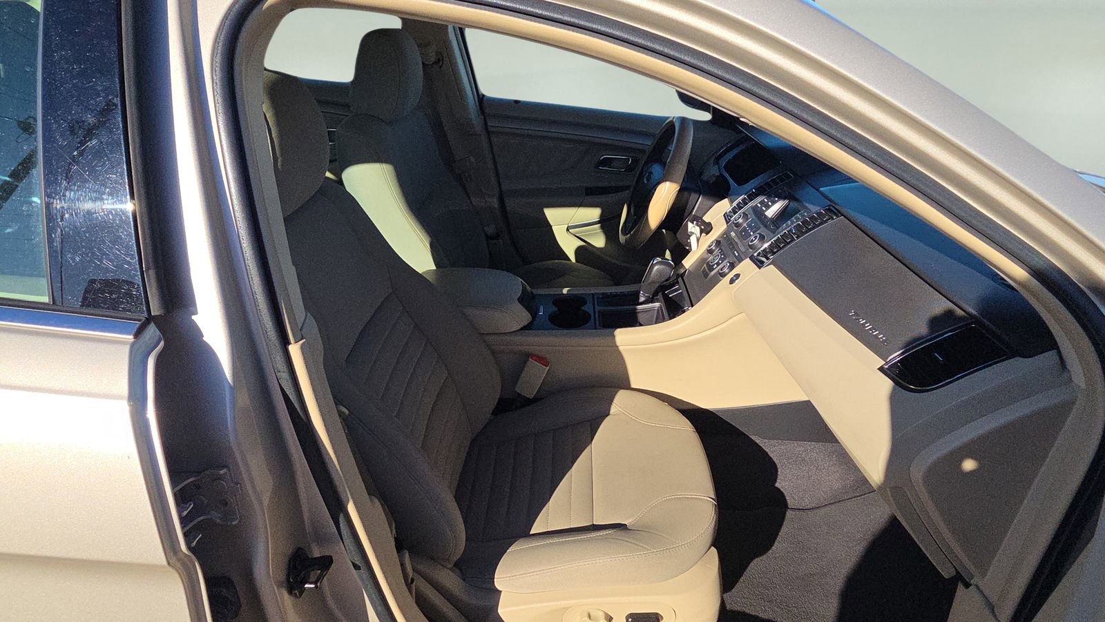 Used 2018 Ford Taurus SE FWD image 25