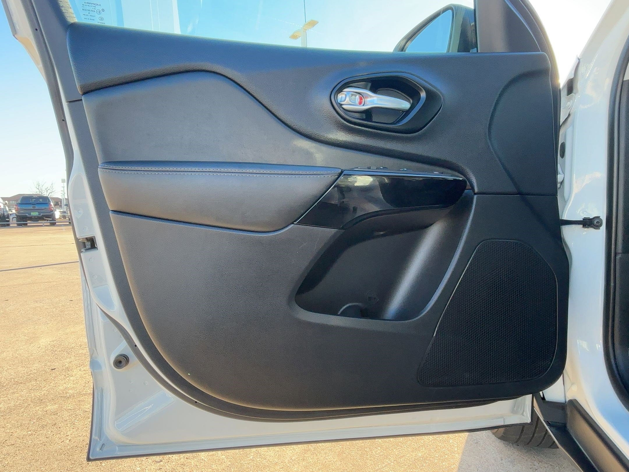 Used 2023 Jeep Cherokee Altitude Lux image 13