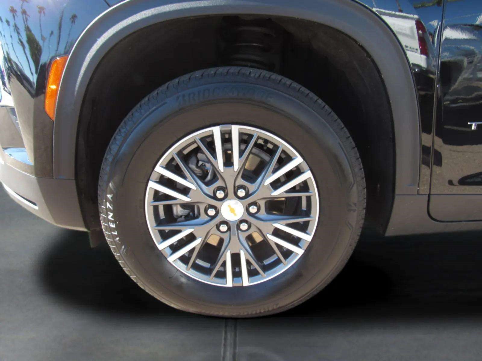 Used 2026 Chevrolet Traverse LT w/ Driver Confidence Package AWD/4WD image 4