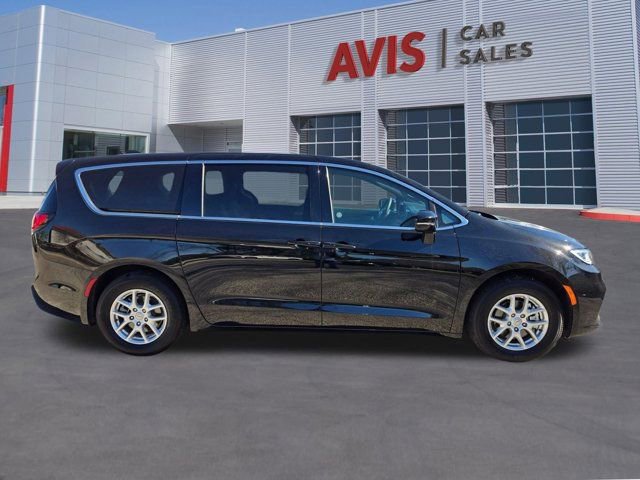 Used 2025 Chrysler Pacifica Select image 5
