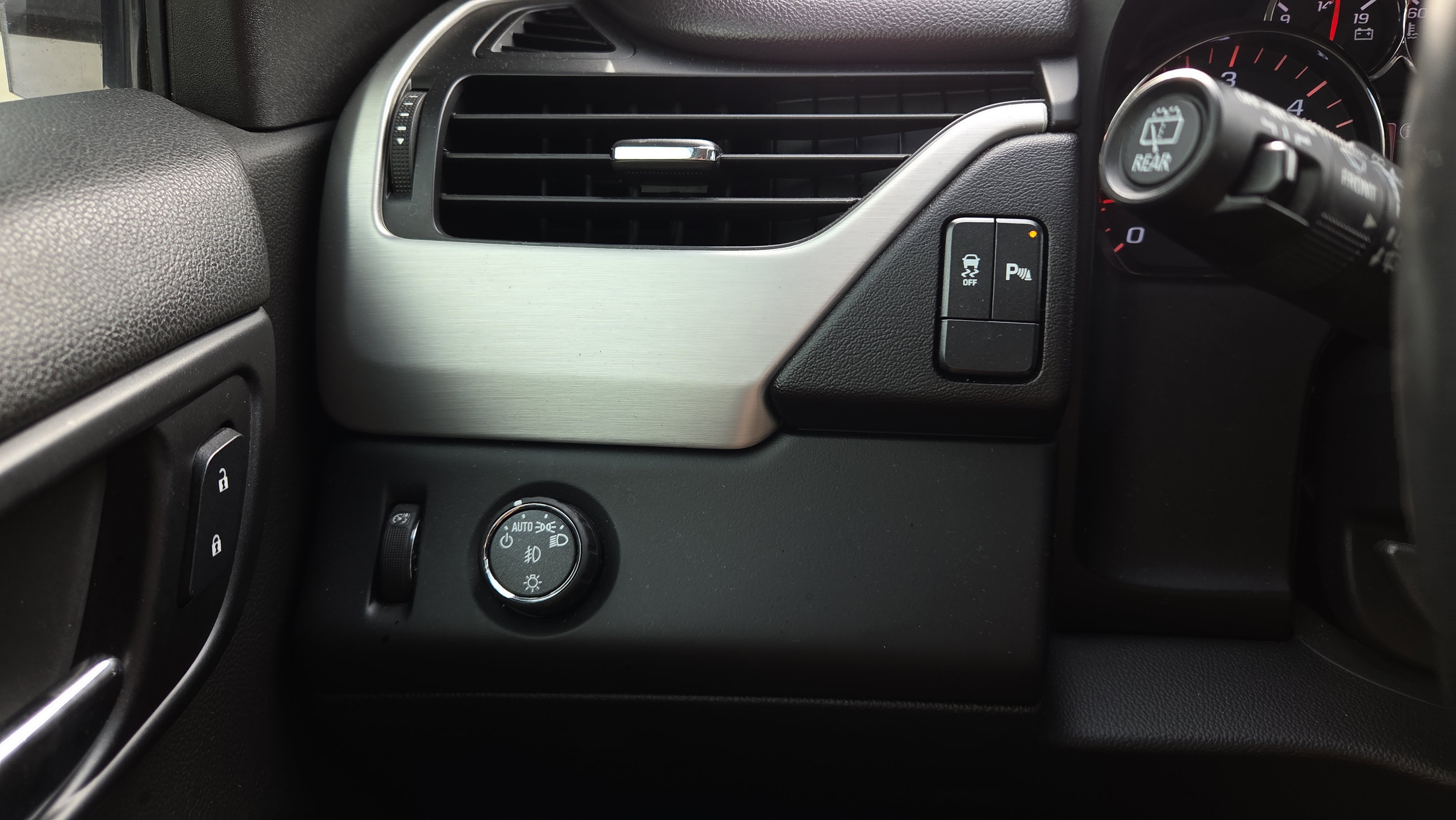 Used 2015 GMC Yukon SLE RWD image 24