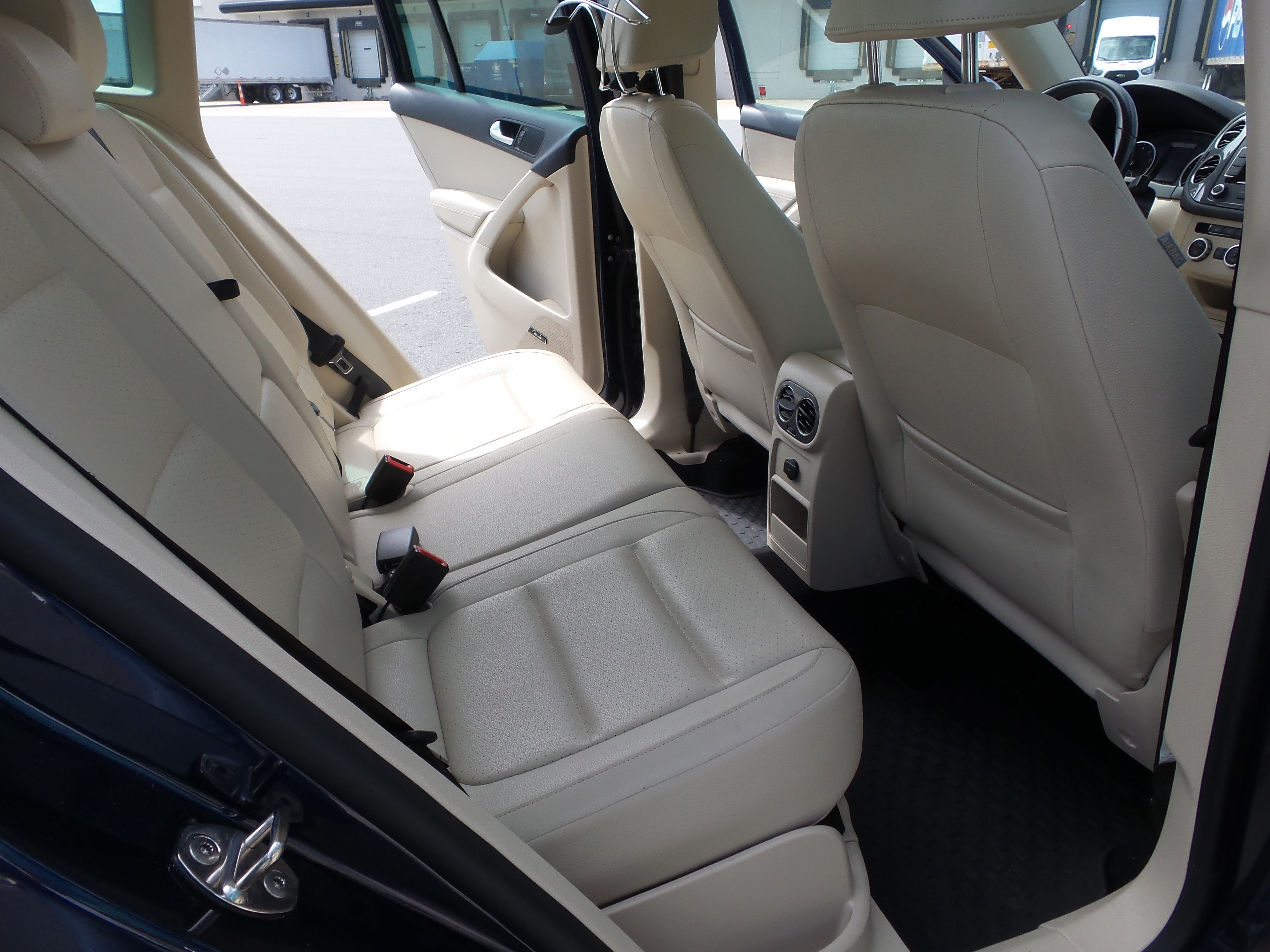 Used 2015 Volkswagen Tiguan SEL FWD image 42