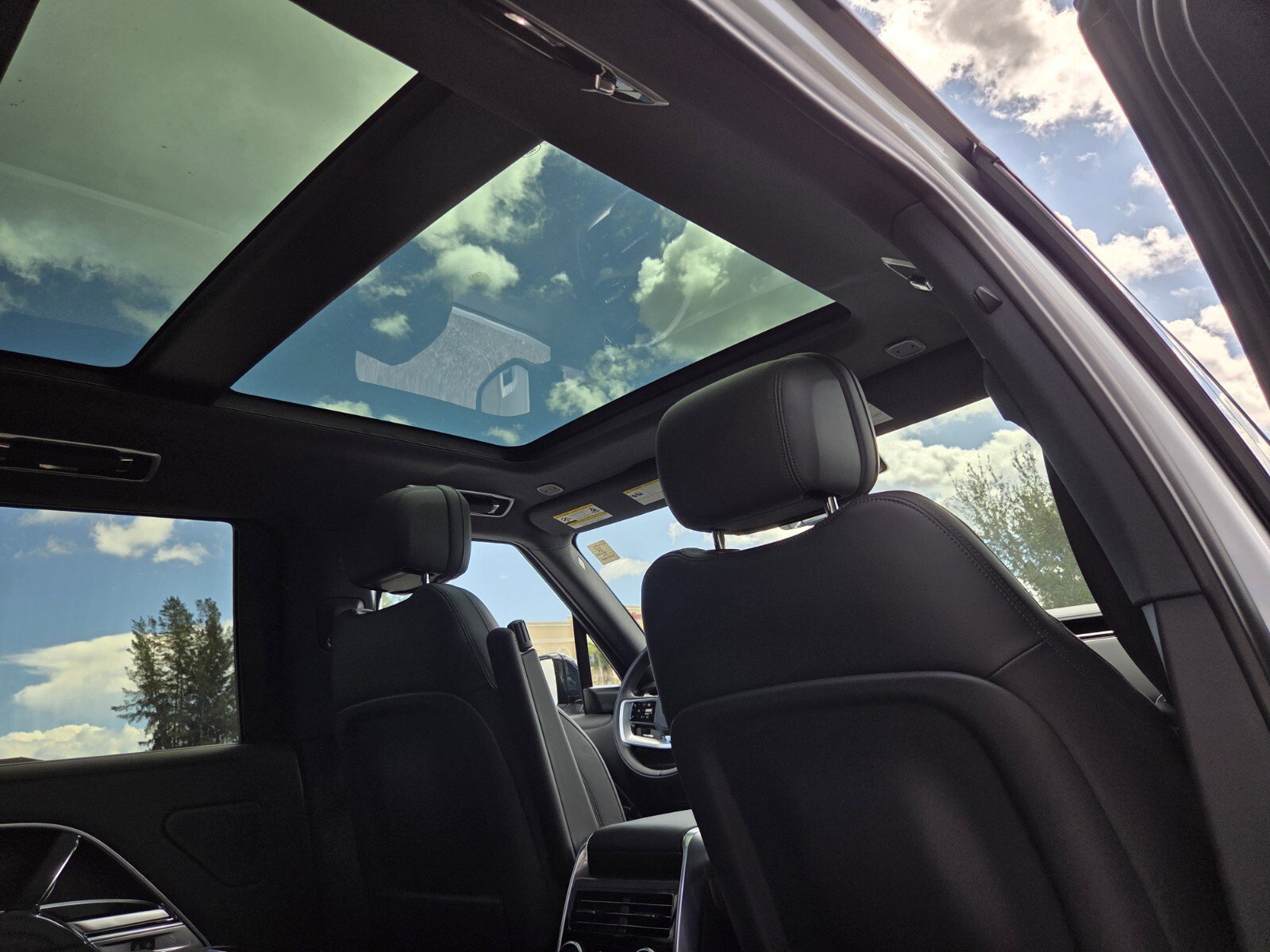 New 2025 Land Rover Range Rover Long Wheelbase SE image 12