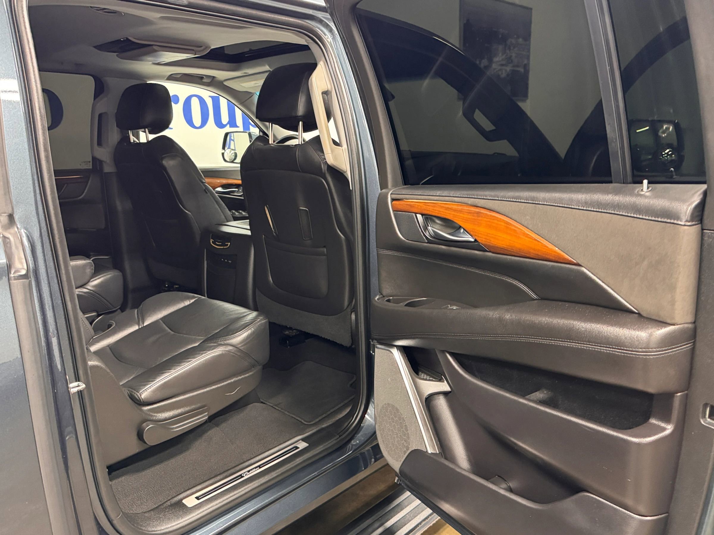Used 2019 Cadillac Escalade ESV Premium Luxury image 27