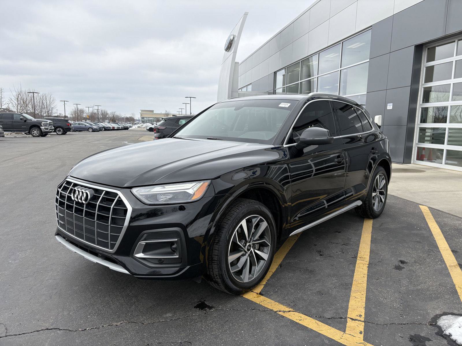 Used 2021 Audi Q5 Premium w/ Convenience Package image 3