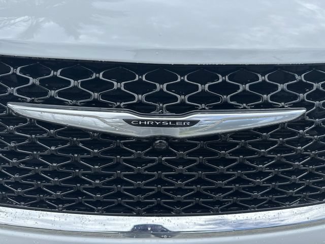 Used 2024 Chrysler Pacifica Touring FWD image 10
