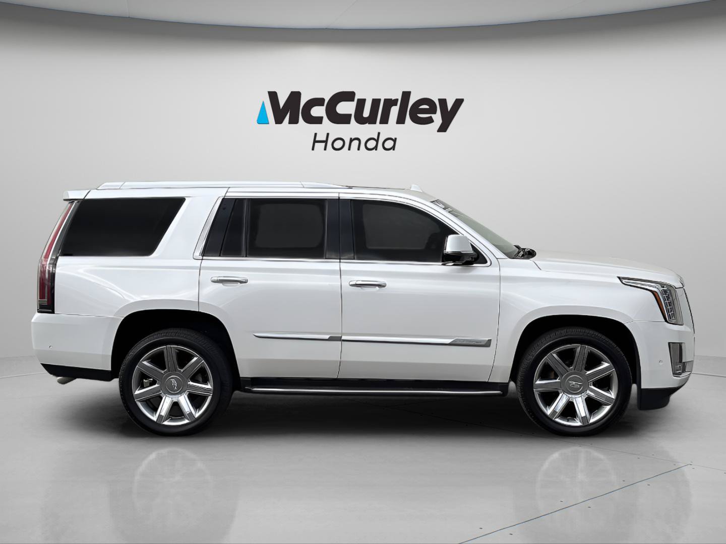 Used 2020 Cadillac Escalade Luxury AWD/4WD image 1