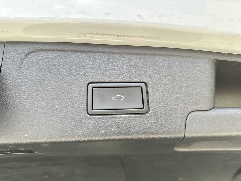 Used 2025 Volkswagen Atlas Cross Sport SE FWD image 32