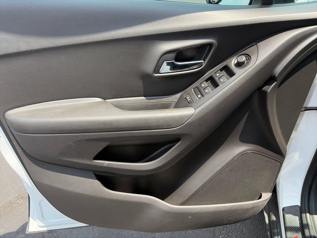 Used 2021 Chevrolet Trax LT w/ Redline Edition FWD image 17