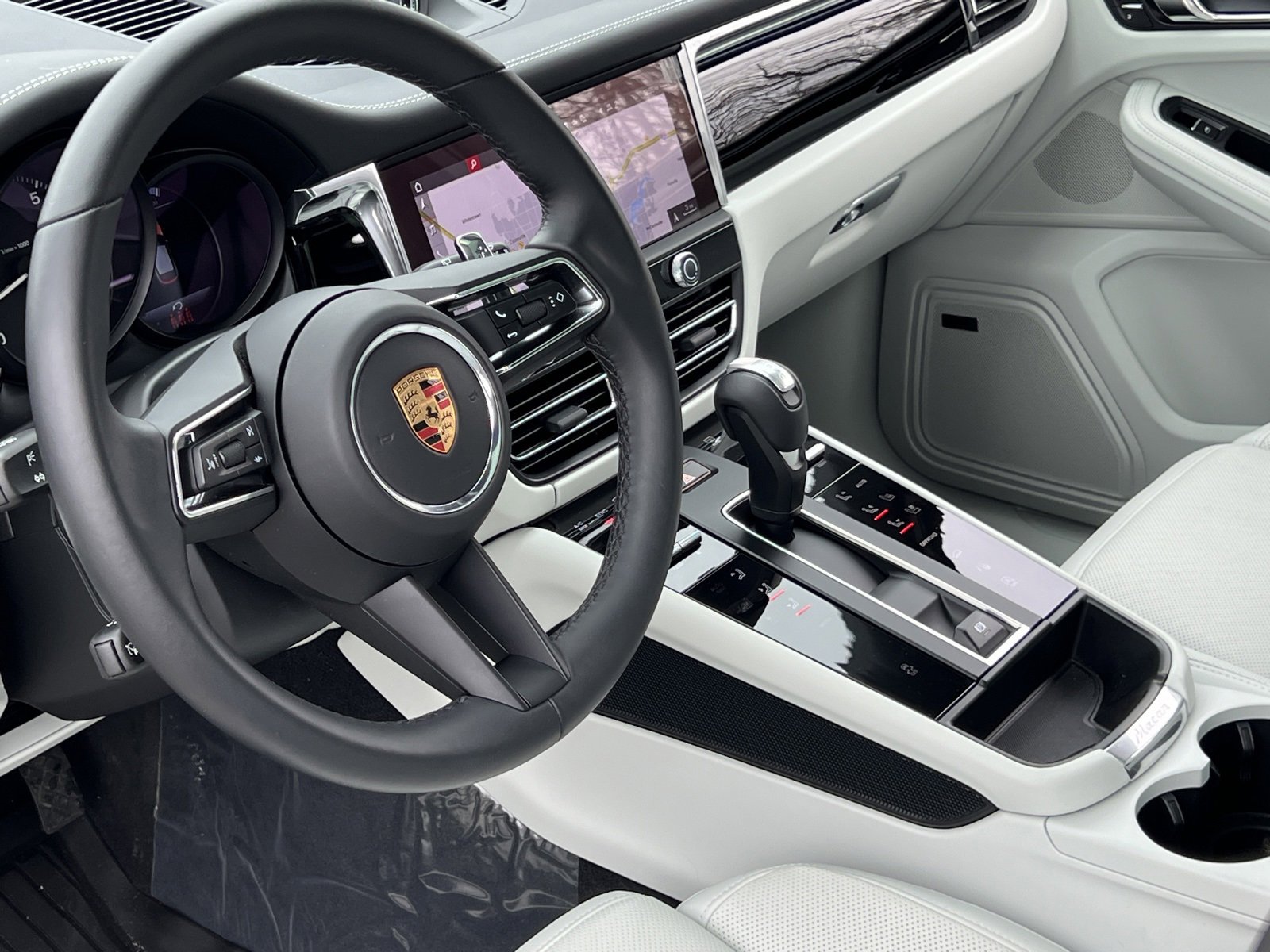 Certified 2025 Porsche Macan image 4