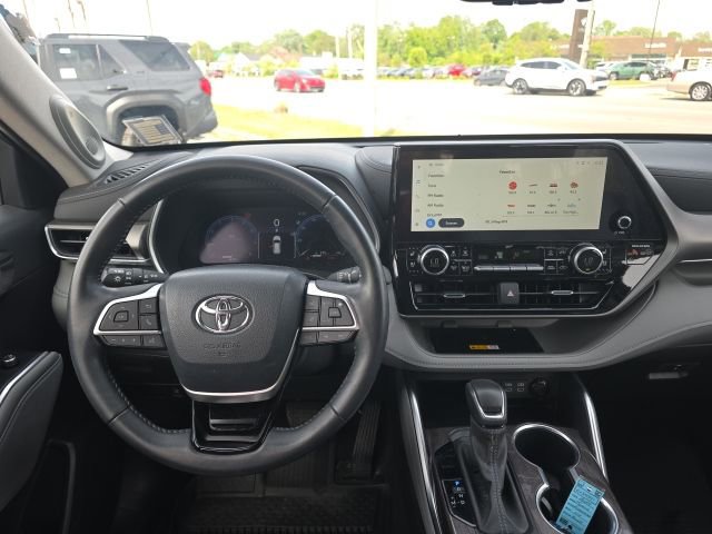 Used 2024 Toyota Highlander Limited AWD/4WD image 13